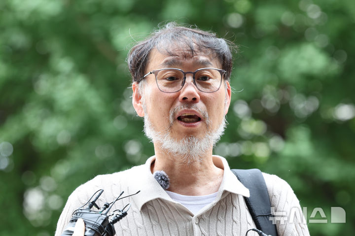[서울=뉴시스] 김금보 기자 = 김순환 서민민생대책위원회 사무총장이 14일 오전 서울 마포구 서울경찰청 광역수사단에서 홍명보 전 축구대표팀 감독 선임 관련 고발인 조사를 받기 위해 출석하며 취재진 질문에 답변하고 있다. 2026.07.14. kgb@newsis.com