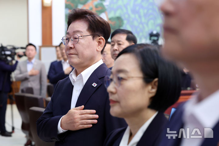 [서울=뉴시스] 조성봉 기자 = 이재명 대통령이 14일 청와대에서 열린 국무회의에서 국민의례를 하고 있다. 2026.07.14. suncho21@newsis.com