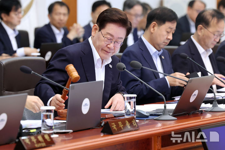 [서울=뉴시스] 조성봉 기자 = 이재명 대통령이 14일 청와대에서 열린 국무회의에서 의사봉을 두드리며 개회 선언을 하고 있다. 2026.07.14. suncho21@newsis.com