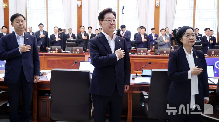 [서울=뉴시스] 조성봉 기자 = 이재명 대통령이 14일 청와대에서 열린 국무회의에서 참석자들과 국민의례를 하고 있다. 2026.07.14. suncho21@newsis.com