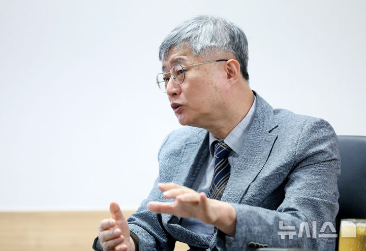 [서울=뉴시스] 김진아 기자 = 장영수 진실화해위 상임위원이 14일 서울 중구 진실·화해를위한과거사정리위원회 상임위원실에서 뉴시스와 인터뷰를 하고 있다. 2026.07.14. bluesoda@newsis.com