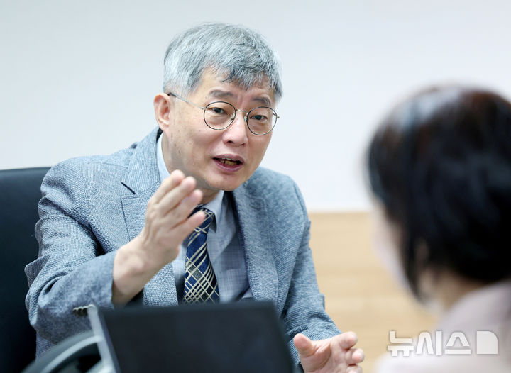[서울=뉴시스] 김진아 기자 = 장영수 진실화해위 상임위원이 14일 서울 중구 진실·화해를위한과거사정리위원회 상임위원실에서 뉴시스와 인터뷰를 하고 있다. 2026.07.14. bluesoda@newsis.com