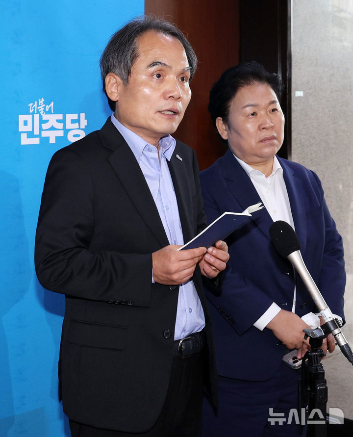 [서울=뉴시스] 고범준 기자 = 박규환(왼쪽), 문정복 더불어민주당 최고위원이 14일 오전 서울 여의도 국회에서 열린 비공개 최고위원회의를 마치고 발언하고 있다. 2026.07.14. bjko@newsis.com