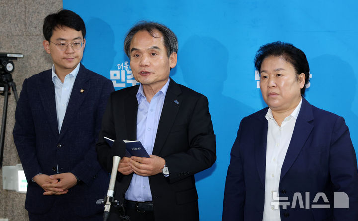 [서울=뉴시스] 고범준 기자 = 박지원(왼쪽부터), 박규환, 문정복 더불어민주당 최고위원이 14일 오전 서울 여의도 국회에서 열린 비공개 최고위원회의를 마치고 발언하고 있다. 2026.07.14. bjko@newsis.com