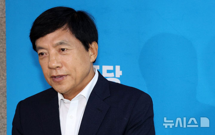 [서울=뉴시스] 고범준 기자 = 이성윤 더불어민주당 최고위원이 14일 오전 서울 여의도 국회에서 열린 비공개 최고위원회의를 마치고 취재진 앞에서 발언하고 있다. 2026.07.14. bjko@newsis.com
