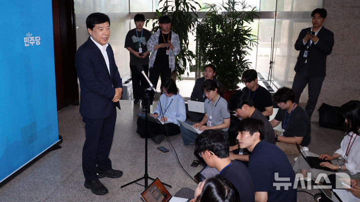 [서울=뉴시스] 고범준 기자 = 이성윤 더불어민주당 최고위원이 14일 오전 서울 여의도 국회에서 열린 비공개 최고위원회의를 마치고 취재진 앞에서 발언하고 있다. 2026.07.14. bjko@newsis.com