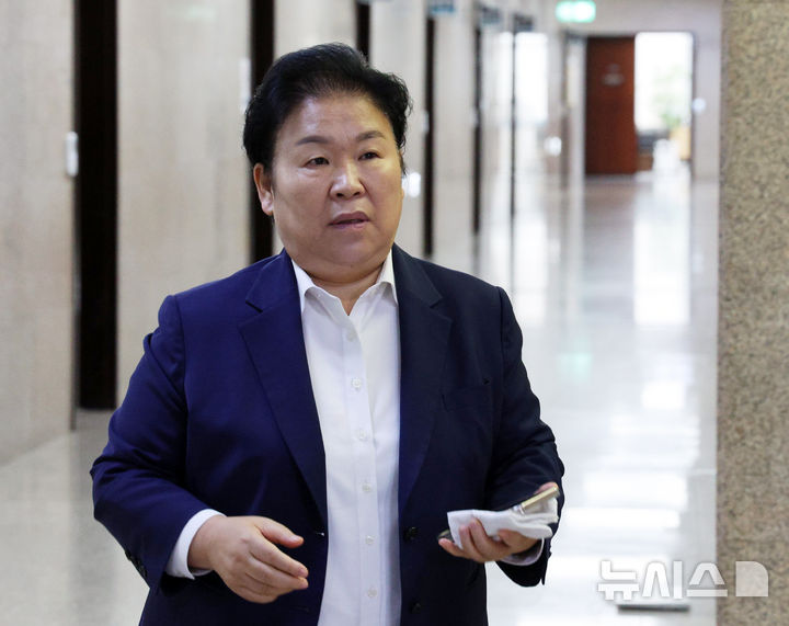 [서울=뉴시스] 고범준 기자 = 문정복 더불어민주당 최고위원이 14일 오전 서울 여의도 국회에서 열린 비공개 최고위원회의에 입장하고 있다. 2026.07.14. bjko@newsis.com