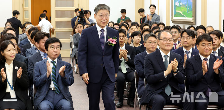 [서울=뉴시스] 박영태 기자 = 제29대 노경필 법원행정처장이 14일 오전 서울 서초구 대법원에서 열린 취임식에 직원들의 박수를 받으며 참석하고 있다. 2026.07.14. since1999@newsis.com