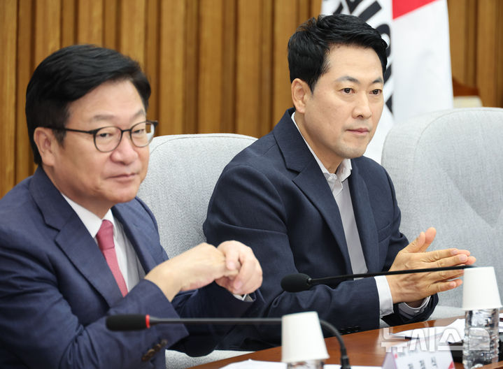 [서울=뉴시스] 최진석 기자 = 장동혁 국민의힘 대표와 정점식(왼쪽) 원내대표가 14일 여의도 국회에서 열린 ‘장윤기 사건이 드러낸 수사 공백과 보완수사권의 필요성’ 토론회에 참석하고 있다. 2026.07.14. myjs@newsis.com