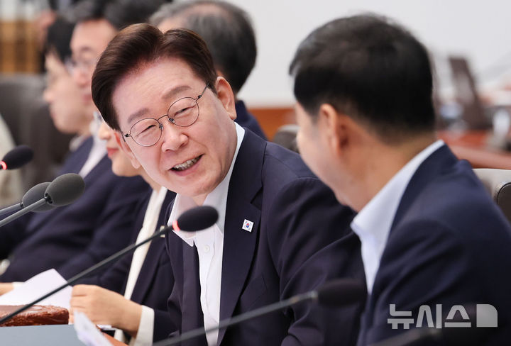[서울=뉴시스] 조성봉 기자 = 이재명 대통령과 구윤철 경제부총리 겸 재정경제부 장관이 14일 청와대에서 열린 국무회의에서 대화하고 있다. 2026.07.14. suncho21@newsis.com