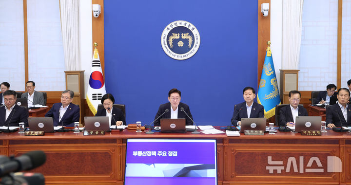 [서울=뉴시스] 조성봉 기자 = 이재명 대통령이 14일 청와대에서 열린 국무회의에서 부동산 정책 주요 쟁점 관련 발언하고 있다. 2026.07.14. suncho21@newsis.com