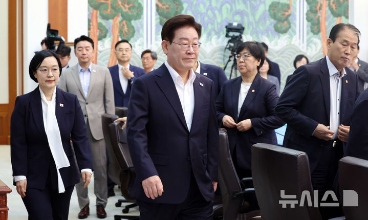 [서울=뉴시스] 조성봉 기자 = 이재명 대통령이 14일 청와대에서 열린 국무회의에 입장하고 있다. 2026.07.14. suncho21@newsis.com