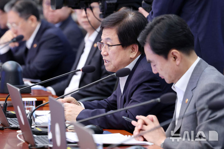 [서울=뉴시스] 조성봉 기자 = 최교진 교육부 장관이 7월 14일 청와대에서 열린 국무회의에서 발언하고 있다. 2026.07.14. suncho21@newsis.com