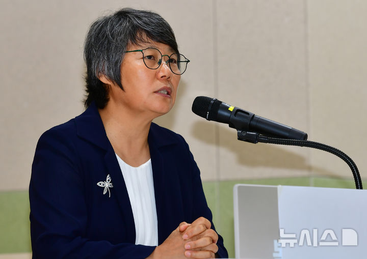 [나주=뉴시스] 박기웅 기자 = 박향 전남광주대전환기획위원회 보건복지위원장이 14일 오전 나주시 빛가람복합문화체육센터에서 국립목포대학교와 순천대의 국립의과대학 신설 및 통합특별시 지원 방안 회신에 대해 입장을 발표하고 있다. 2026.07.14. pboxer@newsis.com