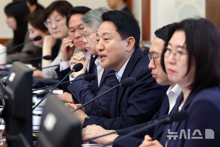 [서울=뉴시스] 조성봉 기자 = 오세훈 서울시장이 14일 청와대에서 열린 국무회의에서 자료 제출 관련 발언하고 있다. 2026.07.14. suncho21@newsis.com