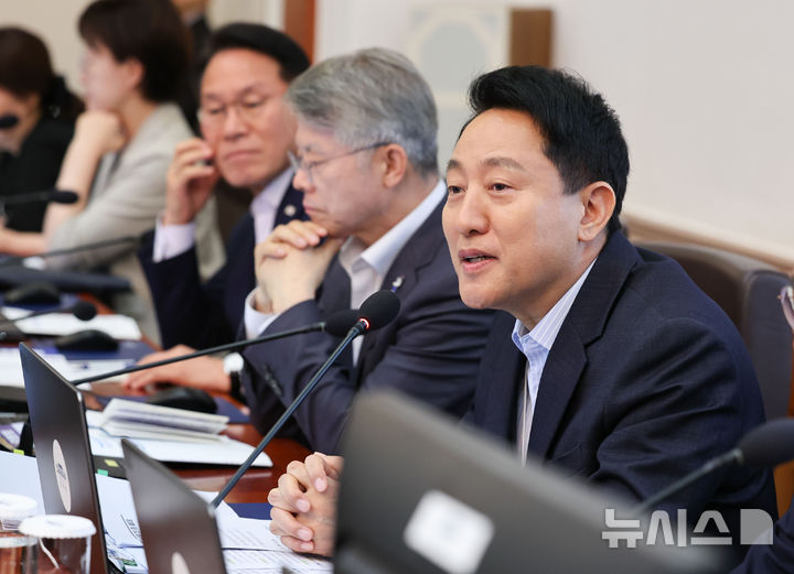 [서울=뉴시스] 조성봉 기자 = 오세훈 서울시장이 14일 청와대에서 열린 국무회의에서 자료 제출 관련 발언하고 있다. 2026.07.14. suncho21@newsis.com