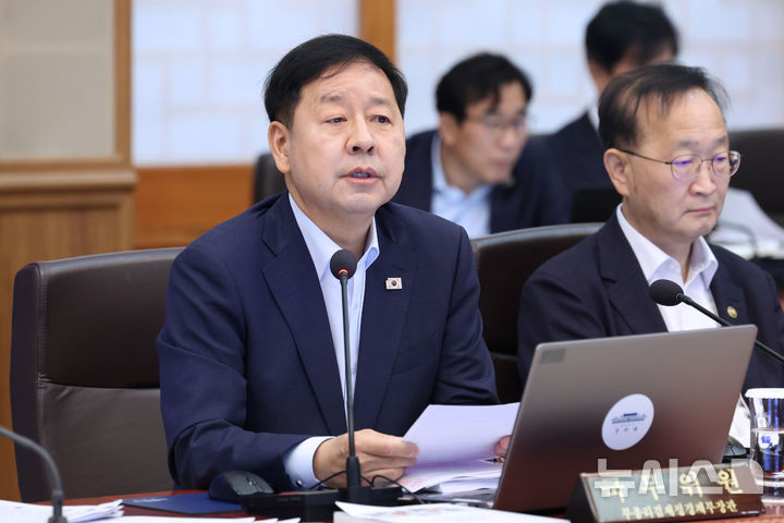 [서울=뉴시스] 조성봉 기자 = 구윤철 경제부총리 겸 재정경제부이 14일 청와대에서 열린 국무회의에서 발언하고 있다. 2026.07.14. suncho21@newsis.com