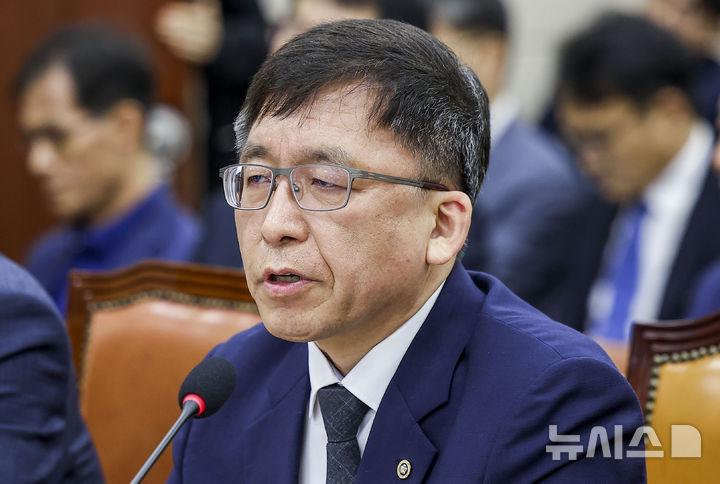 [서울=뉴시스] 정병혁 기자 = 강동완 중앙선관위 사무총장 직무대리가 14일 서울 여의도 국회에서 열린 투표용지 부족사태 등 국민 참정권 침해 진상규명 및 선거관리 개혁을 위한 국정조사특별위원회 제1차 청문회에서 질문에 답하고 있다. 2026.07.14. jhope@newsis.com