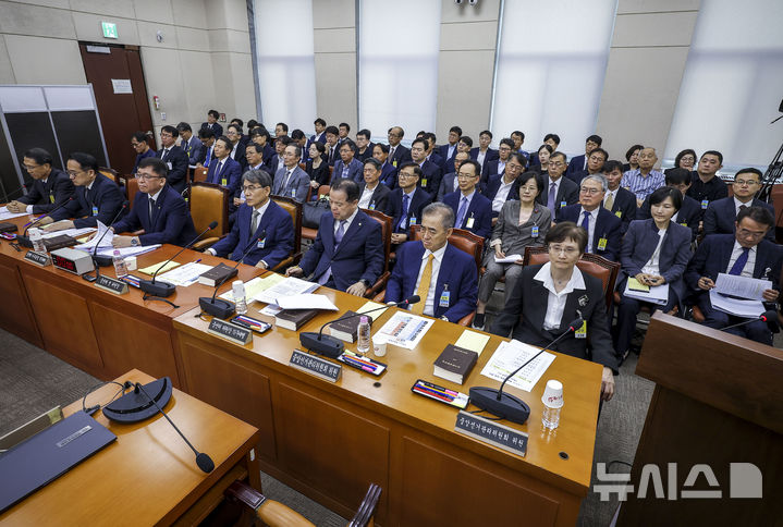 [서울=뉴시스] 정병혁 기자 = 노태악 전 중앙선관위원장을 비롯한 증인들이 지난 14일 서울 여의도 국회에서 열린 투표용지 부족사태 등 국민 참정권 침해 진상규명 및 선거관리 개혁을 위한 국정조사특별위원회 제1차 청문회에 출석해 있다. 2026.07.14. jhope@newsis.com