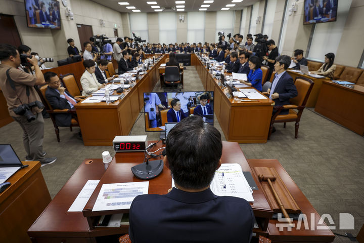 [서울=뉴시스] 정병혁 기자 = 14일 서울 여의도 국회에서 투표용지 부족사태 등 국민 참정권 침해 진상규명 및 선거관리 개혁을 위한 국정조사특별위원회 제1차 청문회가 열리고 있다. 2026.07.14. jhope@newsis.com