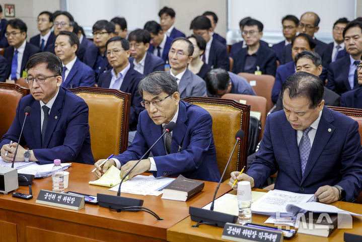 [서울=뉴시스] 정병혁 기자 = 노태악 전 중앙선관위원장을 비롯한 증인들이 14일 서울 여의도 국회에서 열린 투표용지 부족사태 등 국민 참정권 침해 진상규명 및 선거관리 개혁을 위한 국정조사특별위원회 제1차 청문회에 출석해 있다. 2026.07.14. jhope@newsis.com