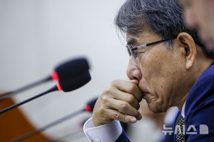 고민에 빠진 노태악