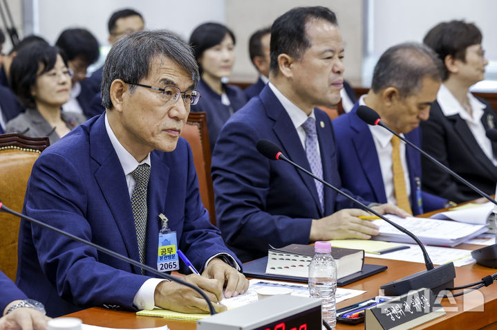 [서울=뉴시스] 정병혁 기자 = 노태악 전 중앙선관위원장과 위철환 중앙선거관리위원장 직무대행이 지난달 14일 서울 여의도 국회에서 열린 투표용지 부족사태 등 국민 참정권 침해 진상규명 및 선거관리 개혁을 위한 국정조사특별위원회 제1차 청문회에 출석해 있다. 2026.07.14. jhope@newsis.com