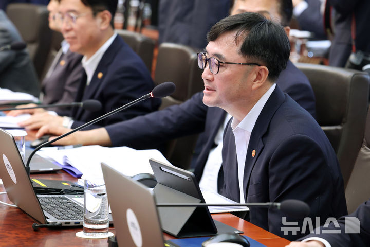 [서울=뉴시스] 조성봉 기자 = 임기근 국무조정실장이 14일 청와대에서 열린 국무회의에서 실시간 국민 의견 관련 발언하고 있다. 2026.07.14. suncho21@newsis.com
