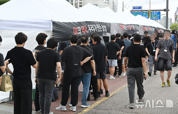 [수원=뉴시스] 김종택 기자 = 전국삼성전자노동조합(전삼노) 조합원들이 14일 경기 수원시 삼성전자 수원사업장 중앙문 앞에서 'DX부문 사기진작 및 보상방안 마련 촉구 집회'를 마친 뒤 위기의식과 현장의 분위기를 상징적으로 표현하기 위해 마련한 합동 분향소에서 헌화하고 있다.&nbsp; 이날 전삼노는 DX부문 조합원들이 체감하는 상대적 박탈감과 사기 저하 문제를 회사에 전달하고 실질적인 보상 대책 마련을 요구했다. 2026.07.14. jtk@newsis.com
