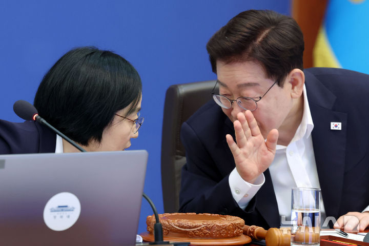 [서울=뉴시스] 조성봉 기자 = 이재명 대통령과 한성숙 국무총리가 14일 청와대에서 열린 국무회의에서 대화하고 있다. 2026.07.14. suncho21@newsis.com