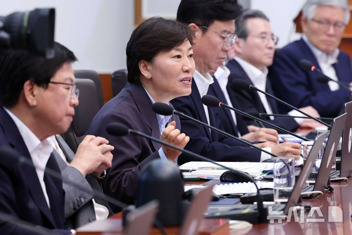 [서울=뉴시스] 조성봉 기자 = 송미령 농림축산식품부 장관이 14일 청와대에서 열린 국무회의에서 발언하고 있다. 2026.07.14. suncho21@newsis.com