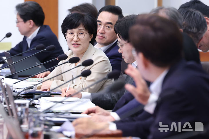 [서울=뉴시스] 조성봉 기자 = 원민경 성평등가족부 장관이 14일 청와대에서 열린 국무회의에서 발언하고 있다. 2026.07.14. suncho21@newsis.com