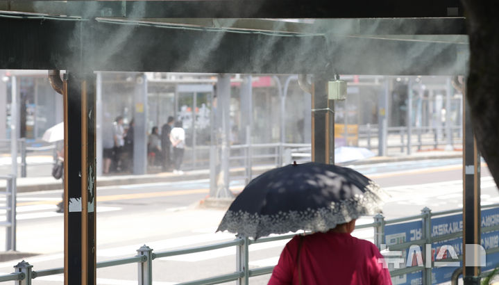 [제주=뉴시스] 제주시청 인근 버스정류장에 폭염피해에 대비한 쿨링포그(Cooling Fog) 시스템이 작동되고 있다. (사진=뉴시스DB)