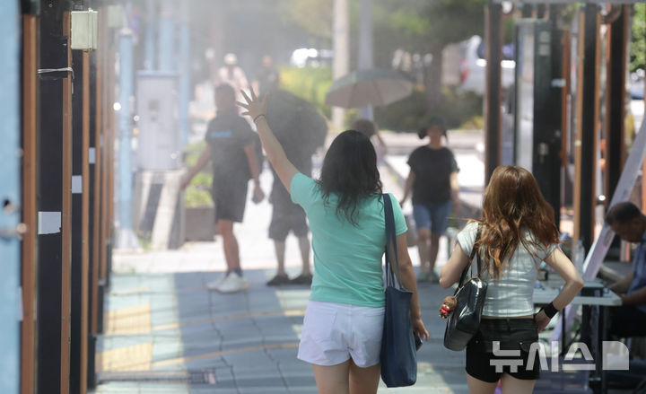 [제주=뉴시스] 우장호 기자 = 초복을 하루 앞둔 지난 14일 제주시청 인근 버스정류장에 폭염피해에 대비한 쿨링포그(Cooling Fog) 시스템이 작동되고 있다. 해당사진은 기사와 직접 관련이 없습니다. 2026.07.14. woo1223@newsis.com