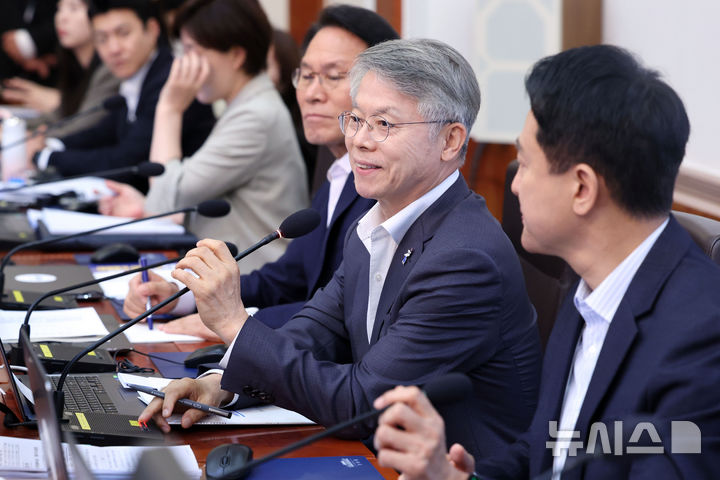 [서울=뉴시스] 조성봉 기자 = 민형배 전남광주통합특별시장이 14일 청와대에서 열린 국무회의에서 인사말을 하고 있다. 2026.07.14. suncho21@newsis.com