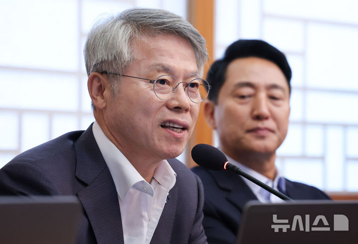 [서울=뉴시스] 조성봉 기자 = 민형배 전남광주통합특별시장이 14일 청와대에서 열린 국무회의에서 인사말을 하고 있다. 2026.07.14. suncho21@newsis.com