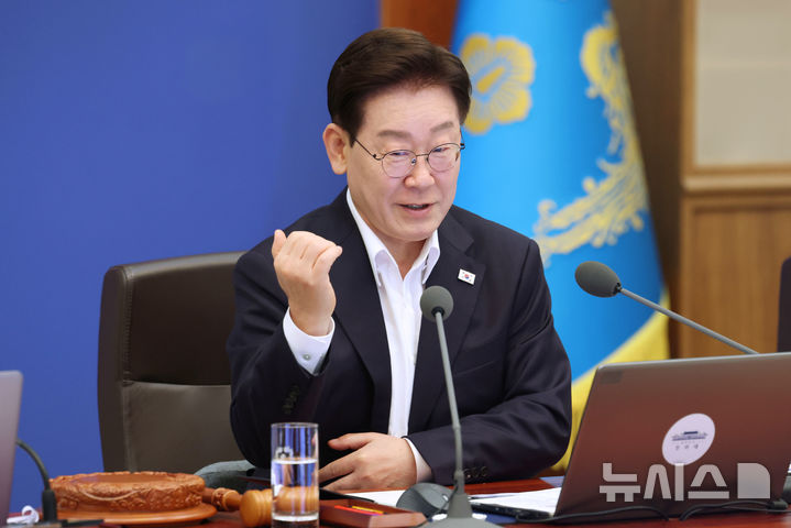 [서울=뉴시스] 조성봉 기자 = 이재명 대통령이 14일 청와대에서 열린 국무회의에서 개혁 작업을 '주사 처방’에 비유하며 자신의 경험담을 이야기 하고 있다. 2026.07.14. suncho21@newsis.com