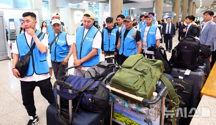 [인천공항=뉴시스] 전신 기자 = 일반기능인력 도축원 비자를 발급받은 몽골 국적의 외국인 도축 기술자들이 14일 인천국제공항 제1여객터미널을 통해 입국하고 있다. 2026.07.14. photo1006@newsis.com