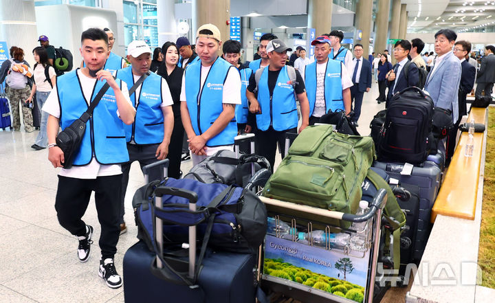 [인천공항=뉴시스] 전신 기자 = 일반기능인력 도축원 비자를 발급받은 몽골 국적의 외국인 도축 기술자들이 14일 인천국제공항 제1여객터미널을 통해 입국하고 있다. 2026.07.14. photo1006@newsis.com