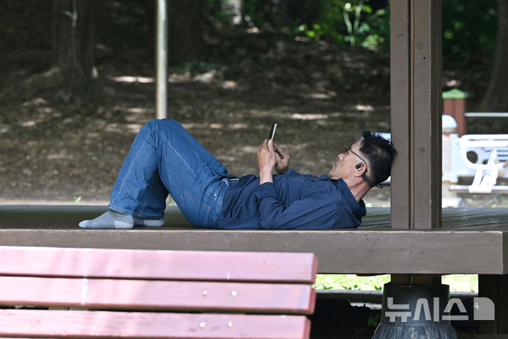 [전남광주=뉴시스] 이현행 기자 = 지난 14일 오후 전남광주 일부 지역에 폭염 특보가 내려진 가운데 서구 쌍촌동 5·18기념공원에서 한 시정자에 누워 더위를 피하고 있다. 이날 오후 2시 기준 전남광주 최고체감온도는 완도 청산도 34도, 광주 조선대 33.8도, 화순 33.2도, 곡성 33.1도, 담양 봉산·나주 다도 33도, 광양 광양읍 32.9도, 영암 시종 32.7도, 곡성 석곡 326도, 무안 운남 32.5도, 구례 32.4도 등의 분포를 보이고 있다. 2026.07.14. lhh@newsis.com