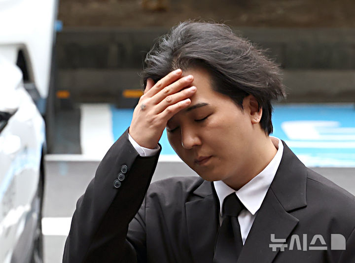 [서울=뉴시스] 김금보 기자 = 병역법 위반으로 1심에서 징역 1년 6개월을 구형 받은 그룹 '위너' 송민호가 지난 7월14일 오후 서울 마포구 서울서부지방법원에서 열린 당시 복무 관리 책임자인 이모씨에 대한 공판에 증인 출석을 하고 있는 모습. 2026.07.14. kgb@newsis.com