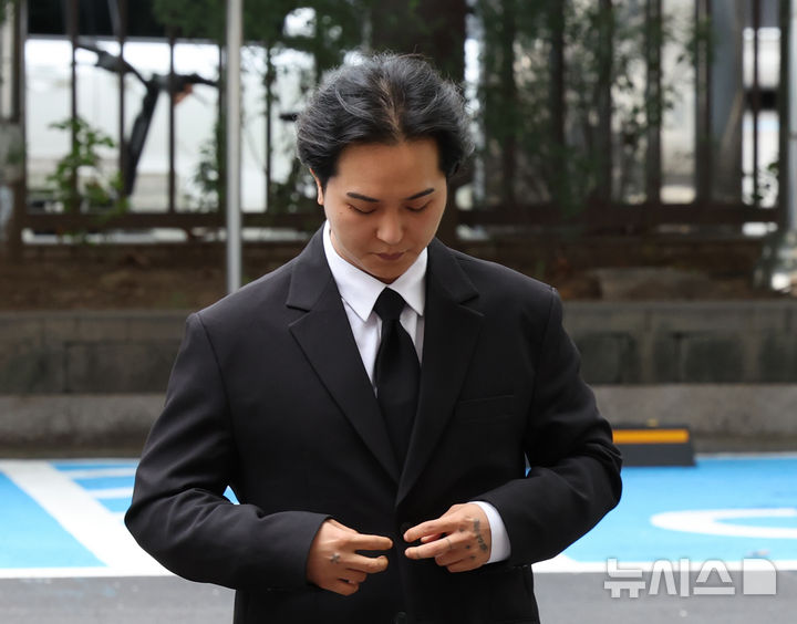 [서울=뉴시스] 김금보 기자 = 병역법 위반으로 1심에서 징역 1년 6개월을 구형 받은 그룹 '위너' 송민호가 14일 오후 서울 마포구 서울서부지방법원에서 열린 당시 복무 관리 책임자인 이모씨에 대한 공판에 증인 출석을 하고 있다. 2026.07.14. kgb@newsis.com