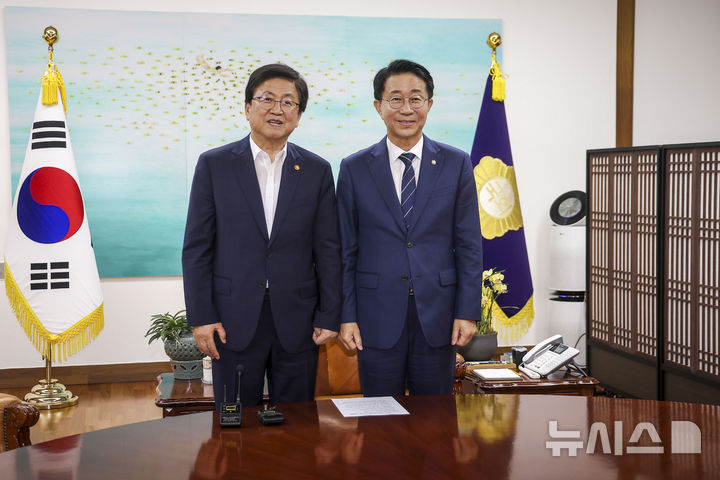[서울=뉴시스] 정병혁 기자 = 조정식(오른쪽) 국회의장과 최교진 교육부 장관이 14일 서울 여의도 국회 집무실에서 만나 기념촬영을 하고 있다. 2026.07.14. jhope@newsis.com