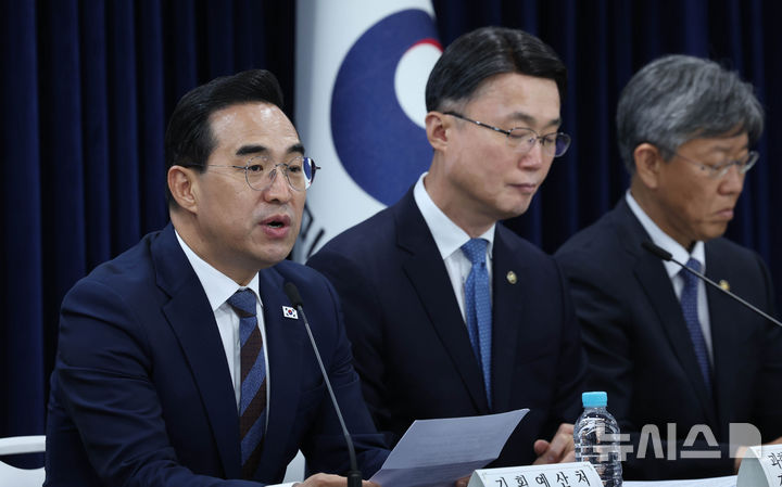 [서울=뉴시스] 조수정 기자 = 박홍근 기획예산처 장관이 이 14일 오후 서울 종로구 정부서울청사에서 2026년 하반기 경제성장전략 관계부처 합동 브리핑을 하고 있다. 왼쪽부터 박 장관, 류제명 과학기술정보통신부 2차관, 김이탁 국토교통부 1차관. 2026.07.14. chocrystal@newsis.com