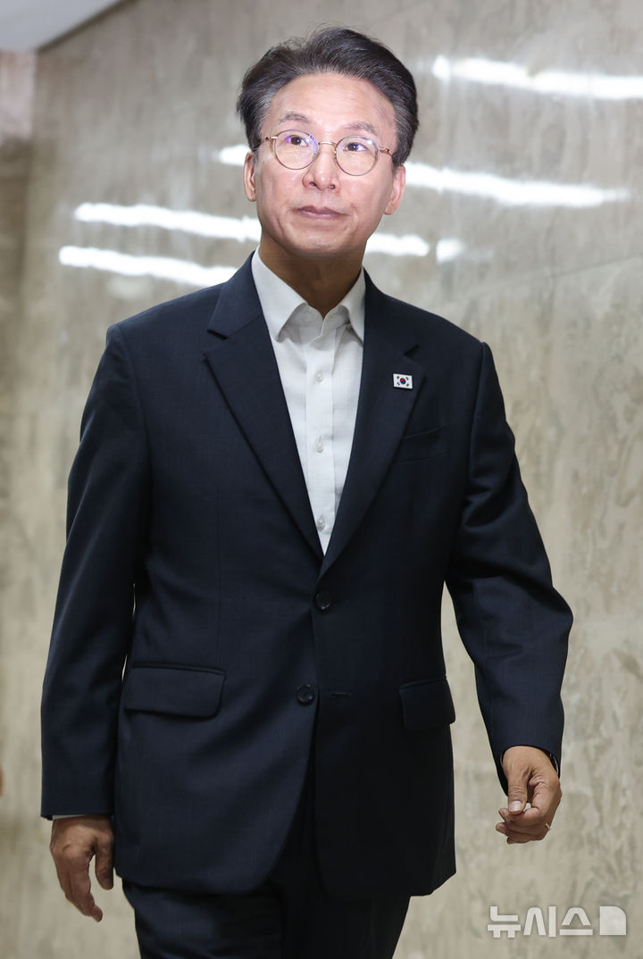 [서울=뉴시스] 최진석 기자 = 더불어민주당 당권주자인 김민석 전 총리가 14일 여의도 국회에서 열린 민주당 의원총회에 참석하고 있다. 2026.07.14. myjs@newsis.com