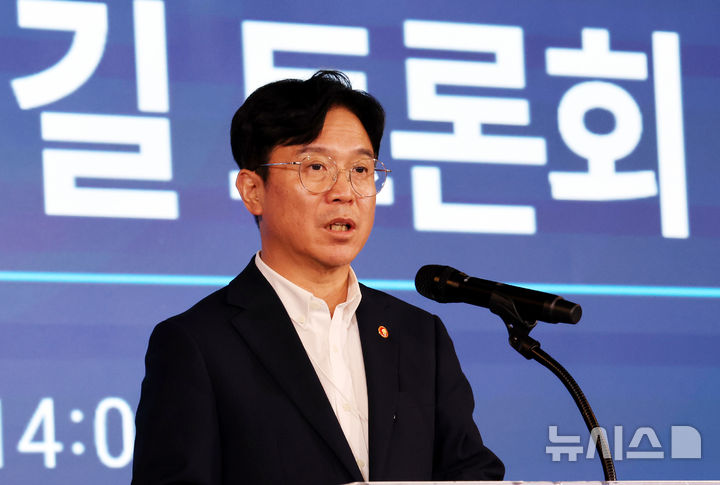 [서울=뉴시스] 박영태 기자 = 김영훈 고용노동부 장관이 지난 7월 14일 오후 서울 용산구 전쟁기념관에서 열린 AI 기술혁신에 발맞춘 새로운 사회 혁신의 길 토론회에 참석해 개회사를 하고 있다. 2026.07.14. since1999@newsis.com
