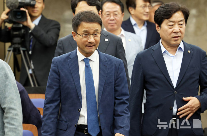 [서울=뉴시스] 고범준 기자 = 한병도 더불어민주당 대표 직무대행 겸 원내대표가 14일 서울 여의도 국회에서 열린 의원총회에 참석하고 있다. 2026.07.14. bjko@newsis.com