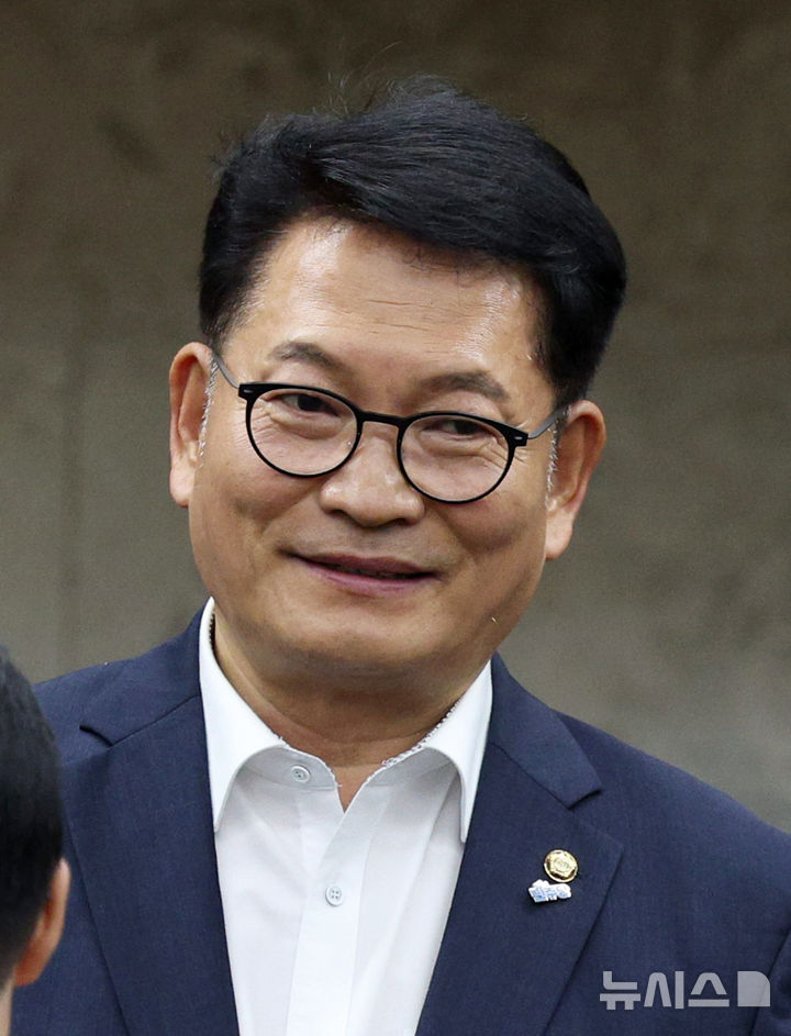 [서울=뉴시스] 고범준 기자 = 송영길 더불어민주당 의원이 14일 서울 여의도 국회에서 열린 의원총회에 참석하고 있다. 2026.07.14. bjko@newsis.com