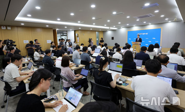 [서울=뉴시스] 홍효식 기자 = 오세훈 서울시장이 14일 오후 서울시청 브리핑룸에서 부동산 정책 관련 국무회의 대정부 건의사항 브리핑을 하고 있다.오 시장은 이날 정부에 제출한 서울 부동산 시장 정상화를 위한 3개 분야 8대 정책과제를 발표했다. 2026.07.14. yesphoto@newsis.com