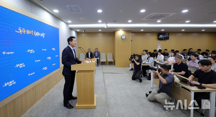 [서울=뉴시스] 홍효식 기자 = 오세훈 서울시장이 14일 오후 서울시청 브리핑룸에서 부동산 정책 관련 국무회의 대정부 건의사항 브리핑을 하고 있다.오 시장은 이날 정부에 제출한 서울 부동산 시장 정상화를 위한 3개 분야 8대 정책과제를 발표했다. 2026.07.14. yesphoto@newsis.com